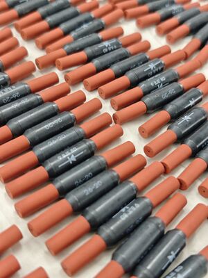 Conectividade TE BJE-80 Assemblagem de embraiagem de diodo em linha de nível aeroespacial com diodo de condução unidirecional e vedação retarda-chamas com redução térmica para fio AWG 26 ̇ 20
